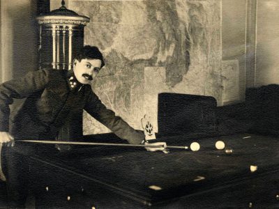Weinstock Ernő őrmesteri egyenruhában biliárdozik, 1916