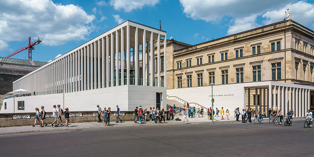 A James Simon Gallery bejárata a Múzeumsziget felől, Berlin Tervező: David Chipperfield