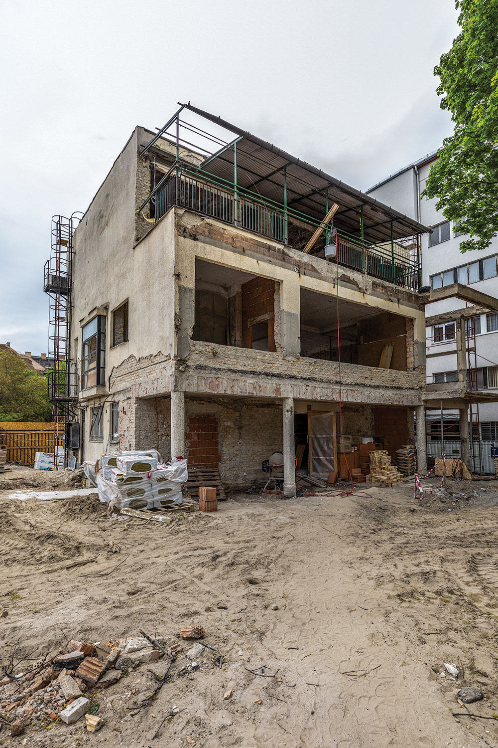 A MÉM MDK új állandó helyszíneként 2022 tavaszára készült el a Bajza utca 10. alatti villa felújítása, az épület Fischer József tervei alapján 1936-ban készült Walter Rózsi operaénekesnő és családja számára. A Digitalizációs Osztály által készített fotó a felújítás közben, 2021 májusában mutatja a többször is komolyan átépített, a legutóbbi időkig gyermekorvosi rendelőként használt villát, amely most eredeti formáját nyeri vissza Kokas László építész tervei alapján