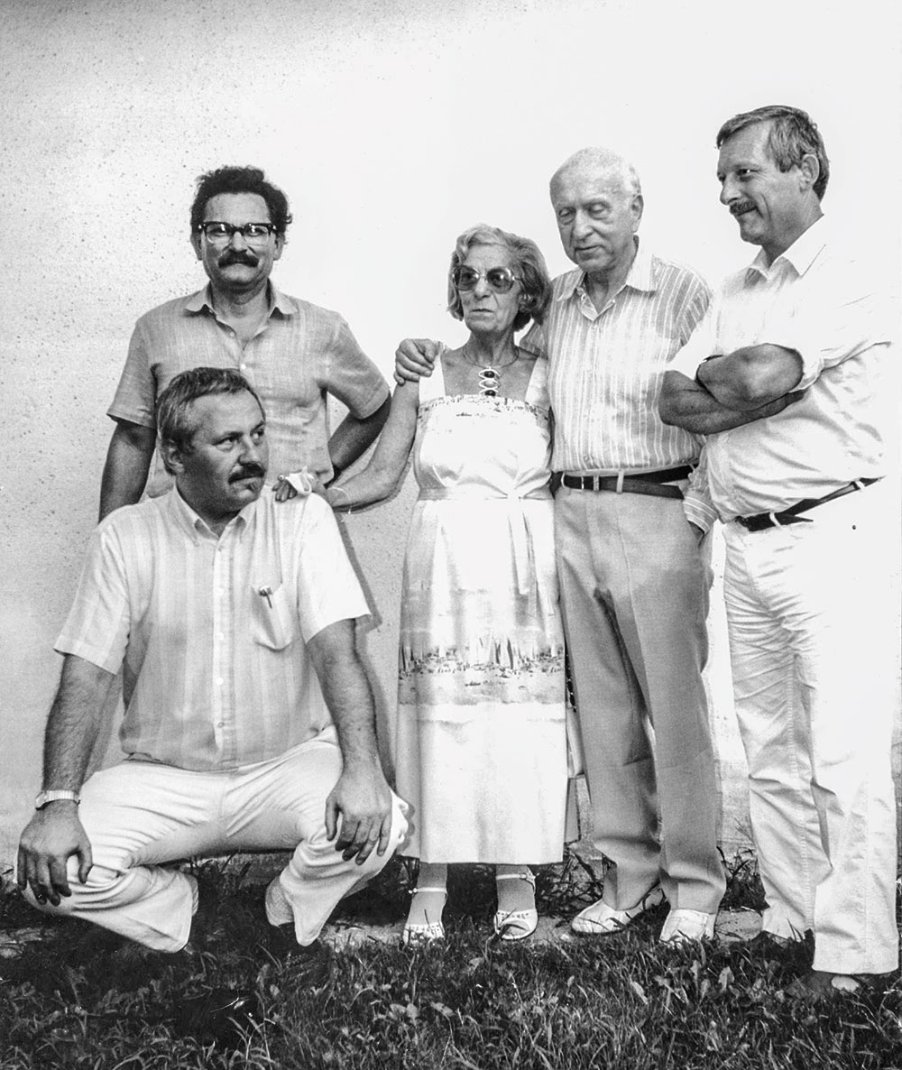 Magyar Műhely-találkozó – Schöffer-szeminárium, Kalocsa, 1985. Bujdosó Alpár, Kassákné Kárpáti Klára, Schöffer Miklós, Nagy Pál és Papp Tibor Fotó: Vattay Elemér