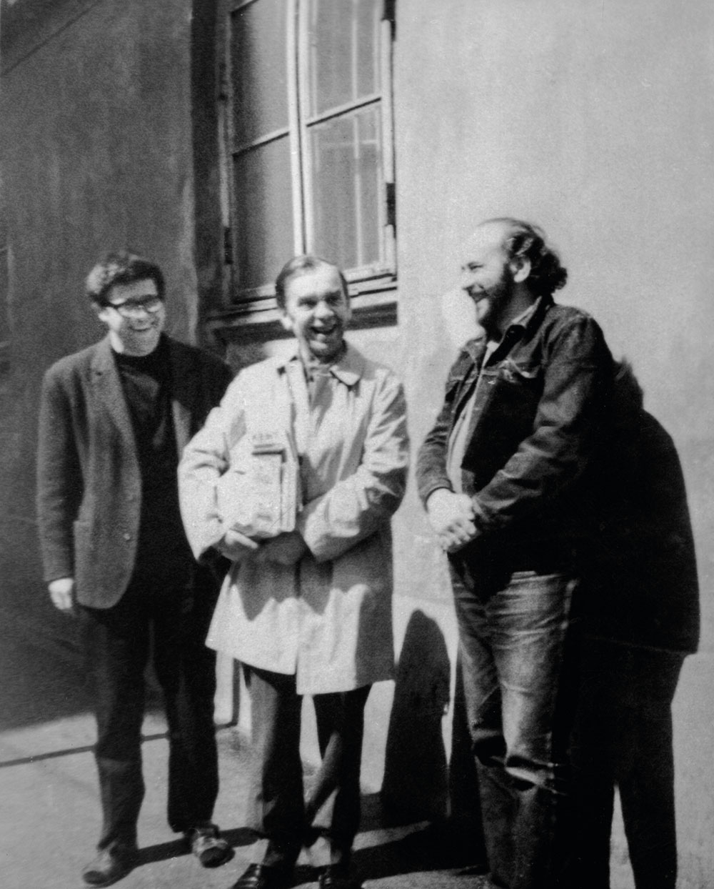 Parancs János, Kormos István és Erdély Miklós a Petőfi Irodalmi Múzeum előtt, Budapest, 1969 körül