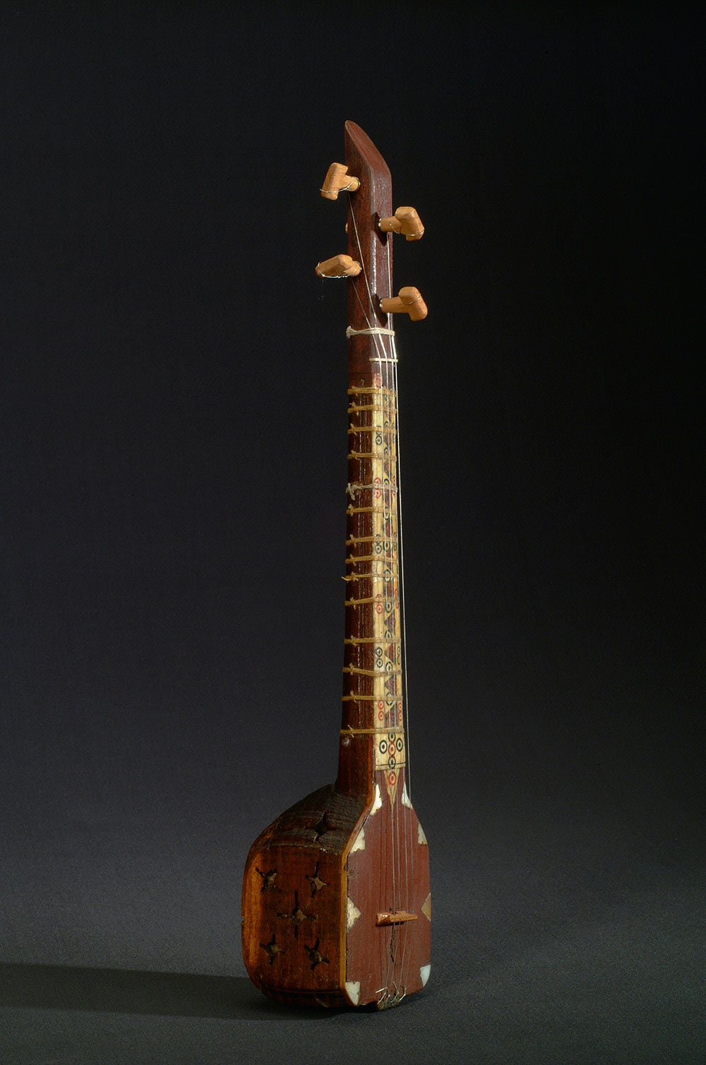 Négyhúrú hangszer (szaz), Grúzia Zichy Jenő gr. gyűjtése, 1897 Néprajzi Múzeum, Ázsiagyűjtemény Fotó: Sarnyai Krisztina