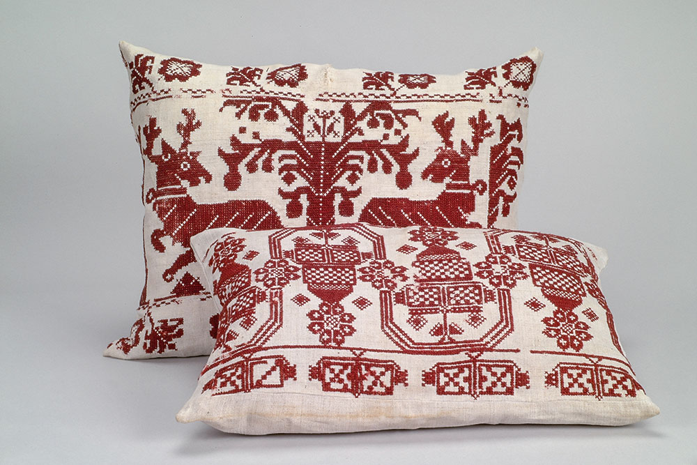 Párnák Szalóc, 20. sz. 1. harmada Néprajzi Múzeum, Textil és viseletgyűjtemény Forrás: Néprajzi Múzeum