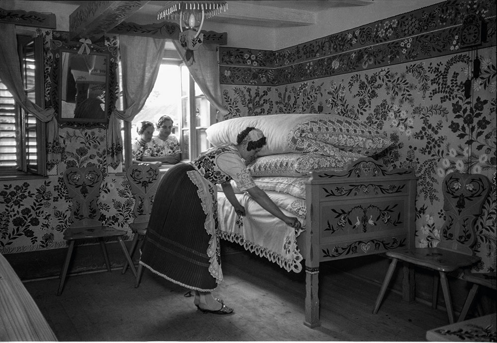 Pingált szobabelső felvetett ággyal, leányokkal Kalocsa, 1930as évek Néprajzi Múzeum, Etnológiai Archívum Fotó: Vadas Ernő