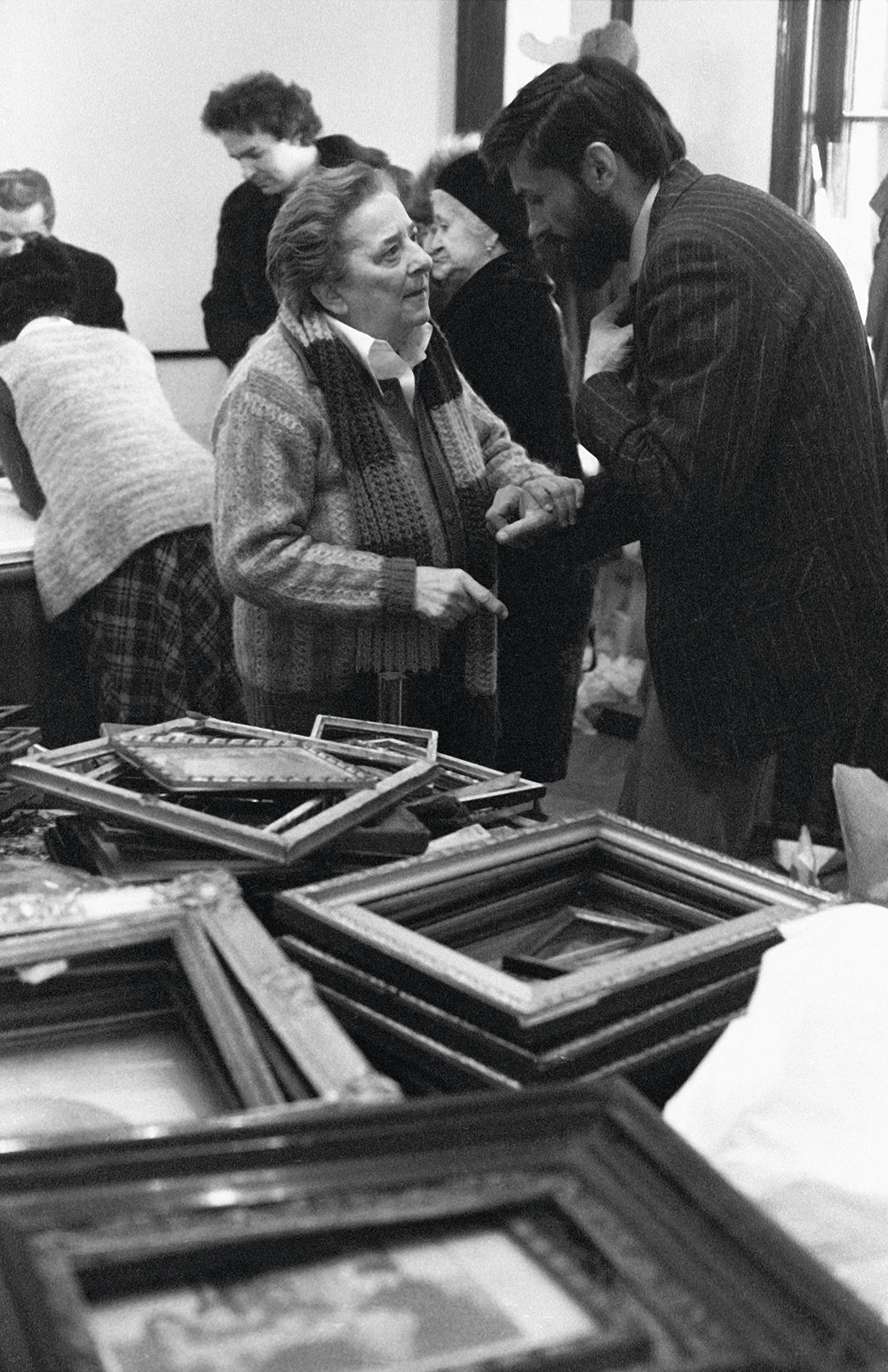 Gobbi Hilda a Bajor Gizi Színészmúzeumban a magyar színházi élet emlékeinek megőrzésére felajánlott tárgyak gyűjtésekor, 1981 Fortepan, Szalay Zoltán