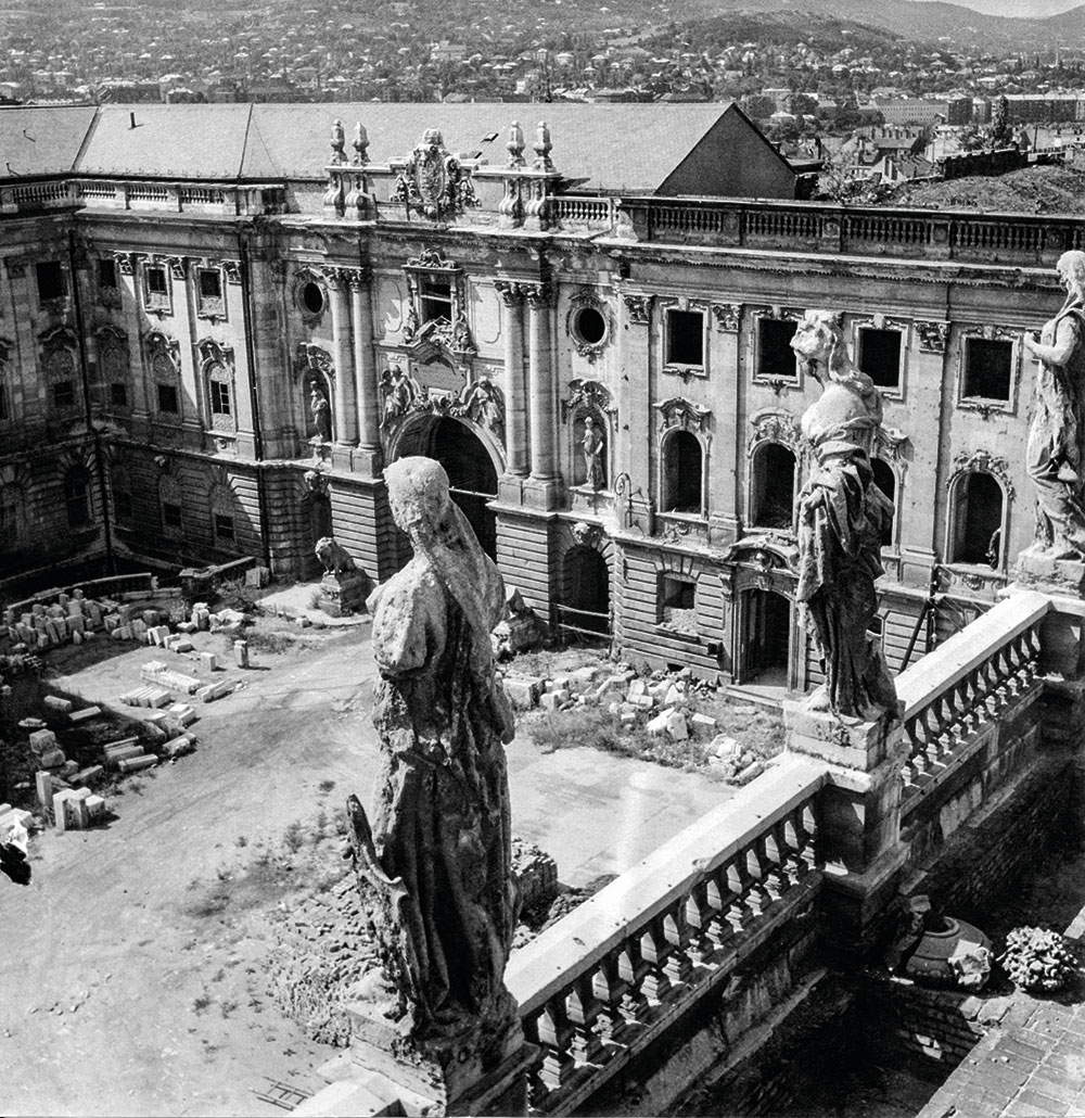 Budavári Palota, a Nagy udvar, középen az Oroszlános kapu, 1958 Fortepan, Magyar Nemzeti Galéria / Adattár