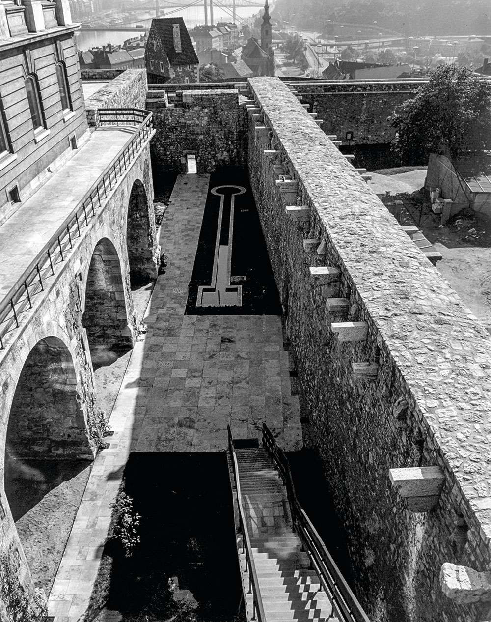 A Budavári Palota (korábban Királyi Palota) nyugati zárt udvara a Budapesti Történeti Múzeum bejáratától nézve, 1970 Fortepan, Simon Gyula