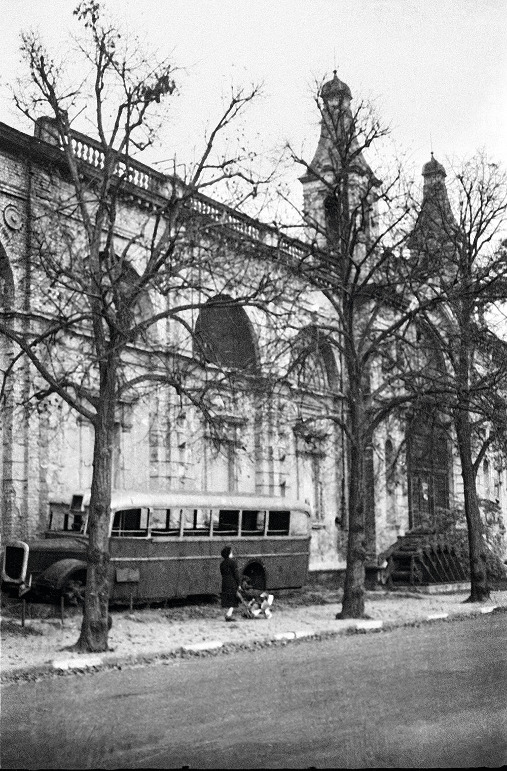 Városligeti körút, a felvétel a Magyar Királyi Közlekedési Múzeum, az egykori Közlekedésügyi Csarnok romos épülete előtt készült 1959-ben Fortepan, FSZEK Budapest Gyűjtemény / Sándor György