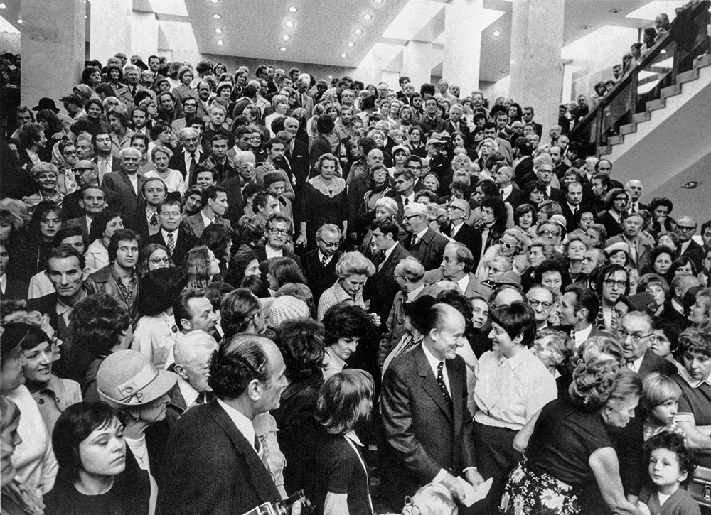 A Magyar Nemzeti Galéria megnyitója 1975. október 12-én. Középpontban Kállai Gyula, a Hazafias Népfront Országos Tanácsának elnöke. Előtérben (pöttyös nyakkendővel) a Galéria főigazgatója, Pogány Ö. Gábor, 1975 Fortepan, Magyar Nemzeti Galéria / Adattár