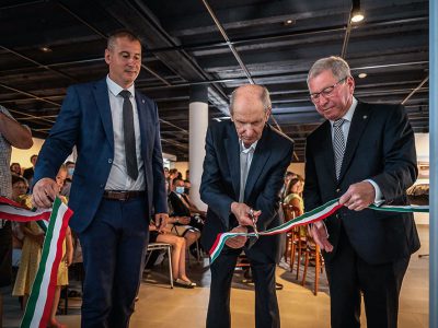 A Schrammel-gyűjtemény megnyitója 2021. június 26-án. Nemény András polgármester (2019–), Schrammel Imre és az előző polgármester, Puskás Tivadar (2010–2019)