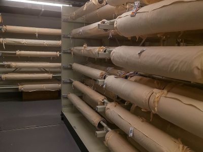 Szőnyegek, pokrócok, terítők hengeres tárolása karos tárolókon
(Gyűjteményi Központ)