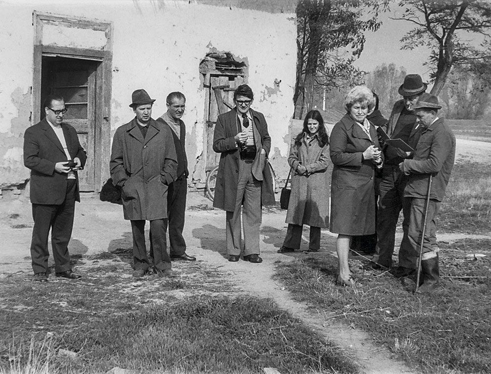 Elsőéves egyetemi hallgatóként egy állattartó gazdaságban Tiszakürtön, 1977 őszén, a Tiszazug állattartását bemutató konferencia résztvevőivel, balról jobbra Szabó László, Földes László, Benkó József, Paládi Kovács Attila Forrás: Bereczki Ibolya