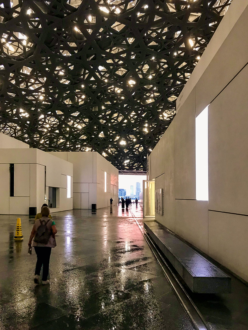 Látogatók a Louvre Abu Dhabi terében Forrás: Wikimedia Commons