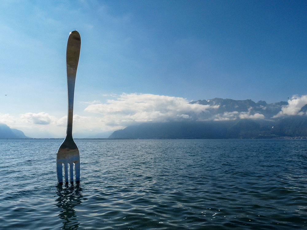 A svájci Vevey városában található élelmiszer-múzeum, az Alimentarium előtt, a Genfi-tóban 2009-ben avatták fel Jean-Pierre Zaugg A villa című szobrát