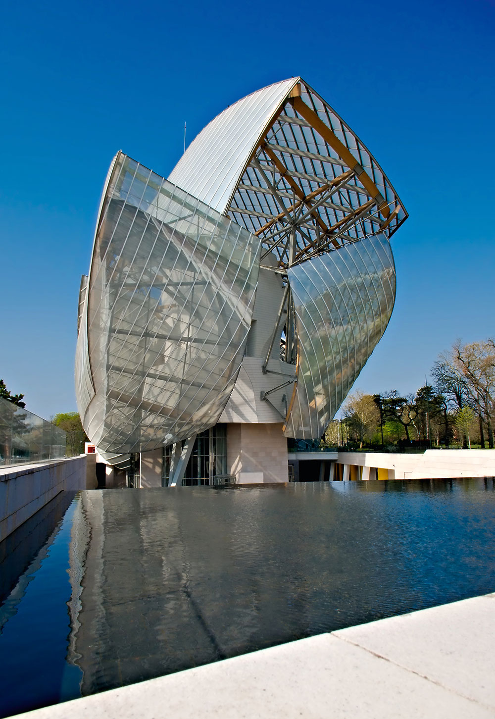 A Fondation Louis Vuitton múzeumának épülete Párizsban