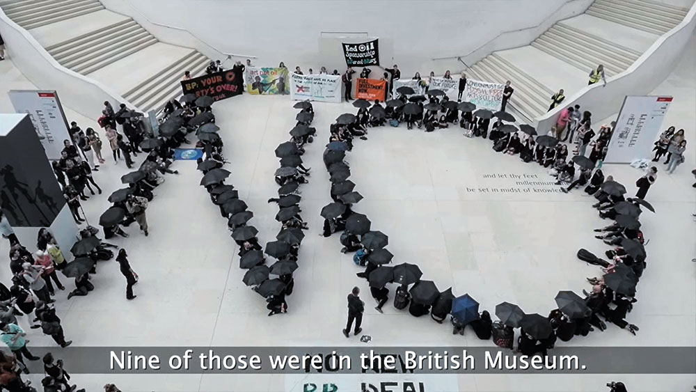 Tiltakozó flashmob a British Museumban a BP cég támogatásának elfogadása miatt, 2015 szeptemberében